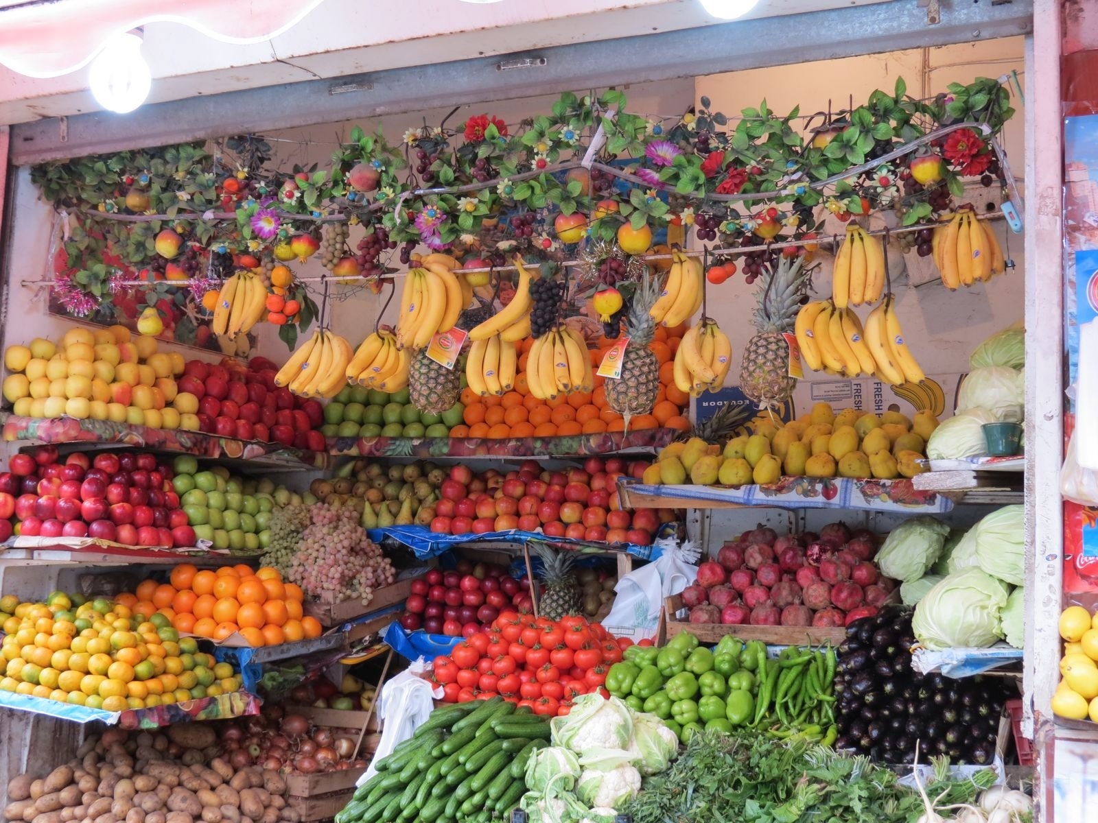 Продажа овощей магазины. Овощной прилавок. Витрина овощи фрукты. Красивые витрины для овощей и фруктов. Фруктовый рынок.