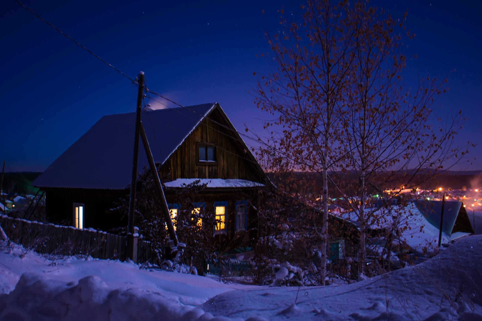 Картинка деревня вечер. Ночная деревня. Деревня зимой. Дом ночью. Зима ночь деревня.