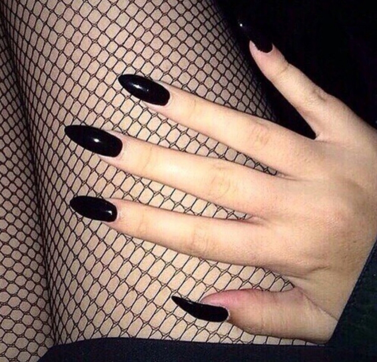 Длинные некрашенные ногти