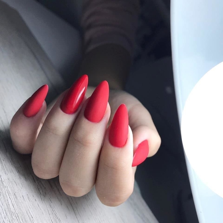 Селфи девушек с маникюром