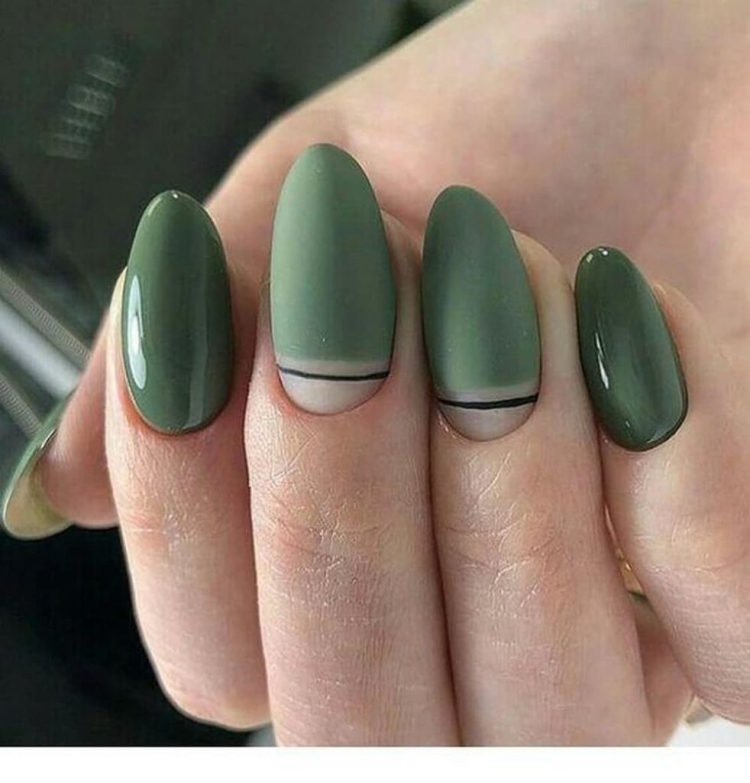 Маникюр зелёный матовый с золотом