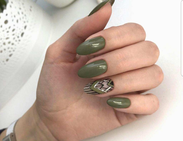 Маникюр хаки с желтым