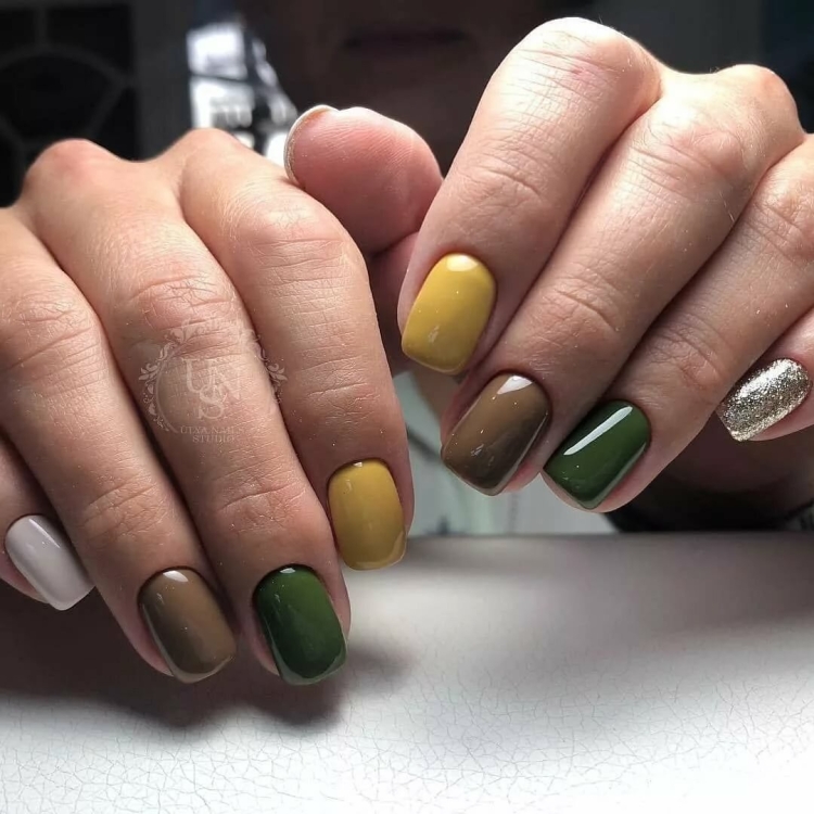 Маникюр оливковый с белым