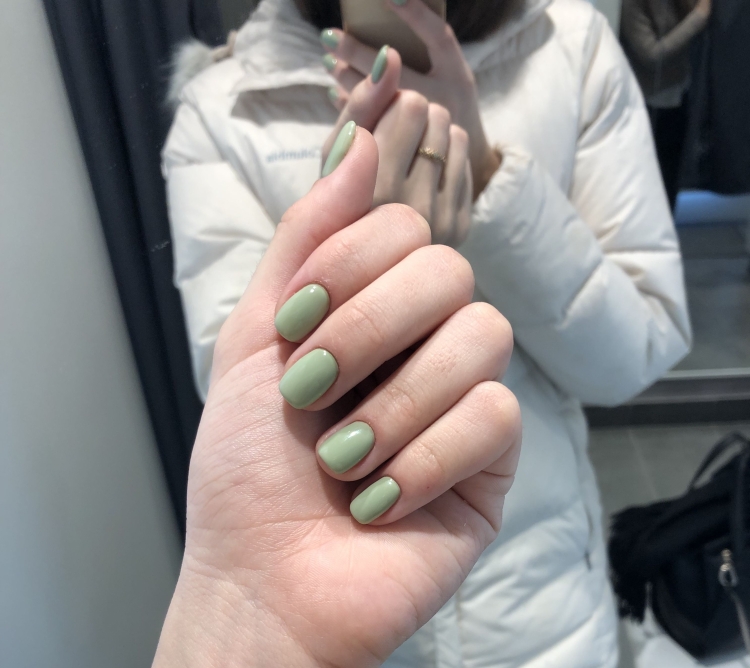 Оливковый маникюр