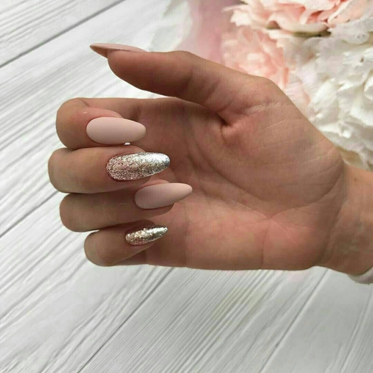 Ногти светлые с блестками