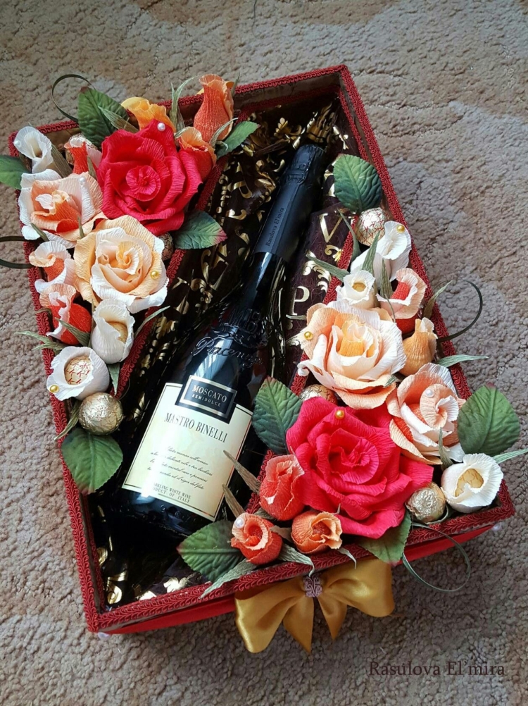 Коробка с цветами и сладостями и бутылкой