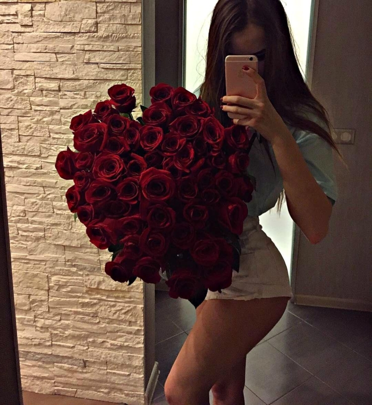 Розы и кольцо в коробочке