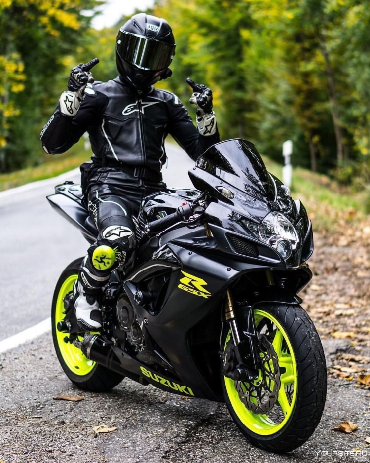 Suzuki GSXR 600 k8 с байкером