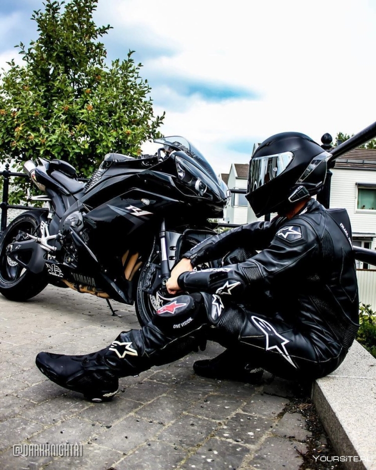 Yamaha r6 черный с мотогонщиком