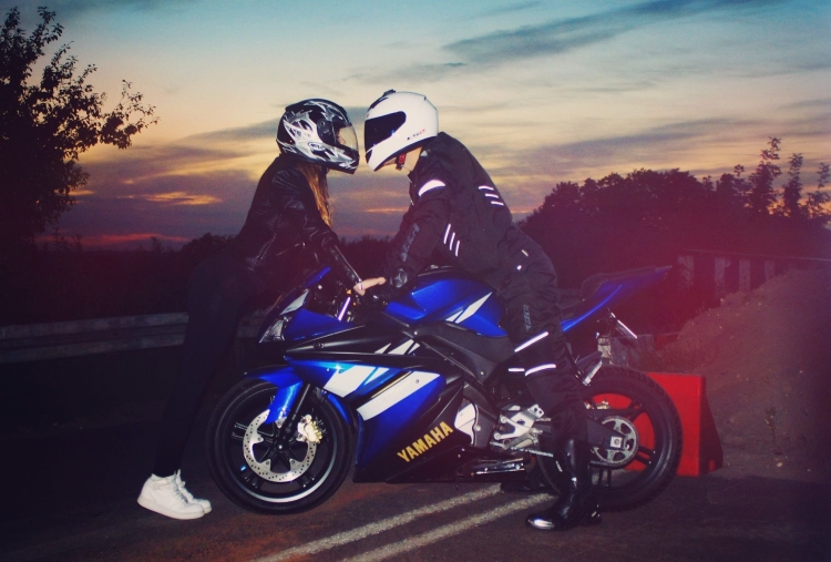 Suzuki GSXR 600 k8 с байкером
