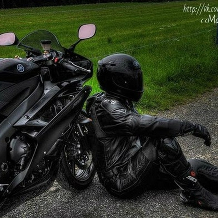 Спортивные мотоциклы с девушками