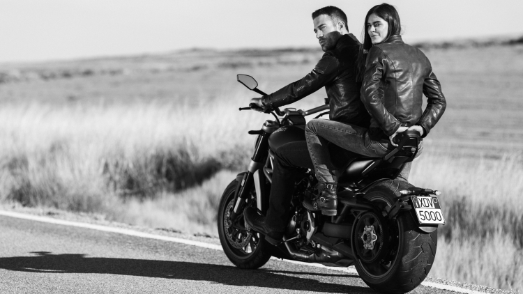 Он и она на мотоцикле