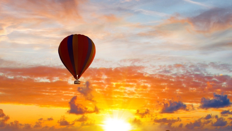 Воздушный шар с корзиной в небе
