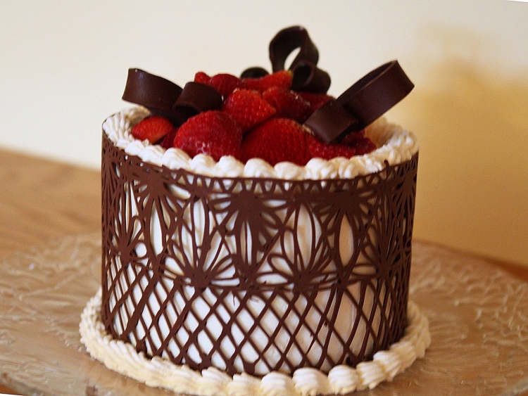 Декор из шоколада для торта