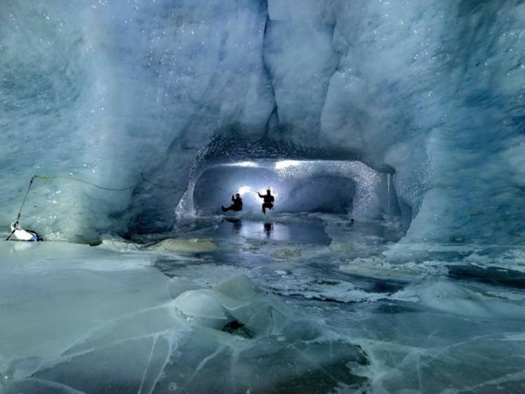 Пещера в антарктиде