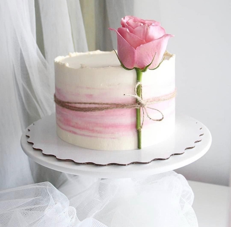 Розовый торт с цветами