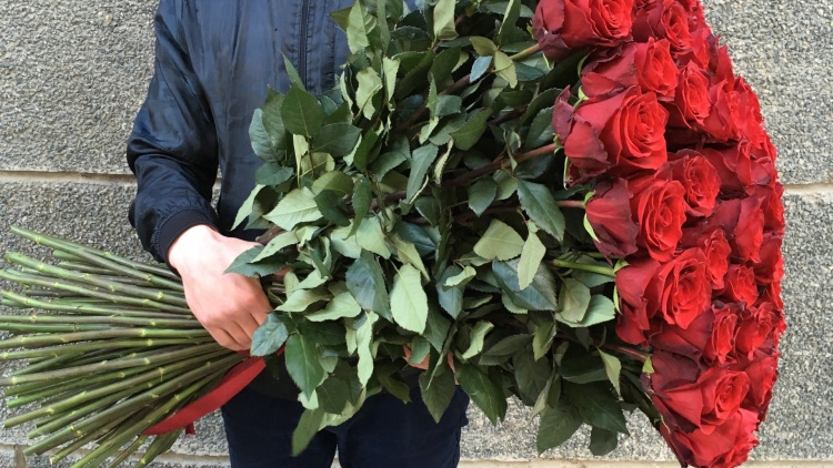 Букет цветов в руках мужчины
