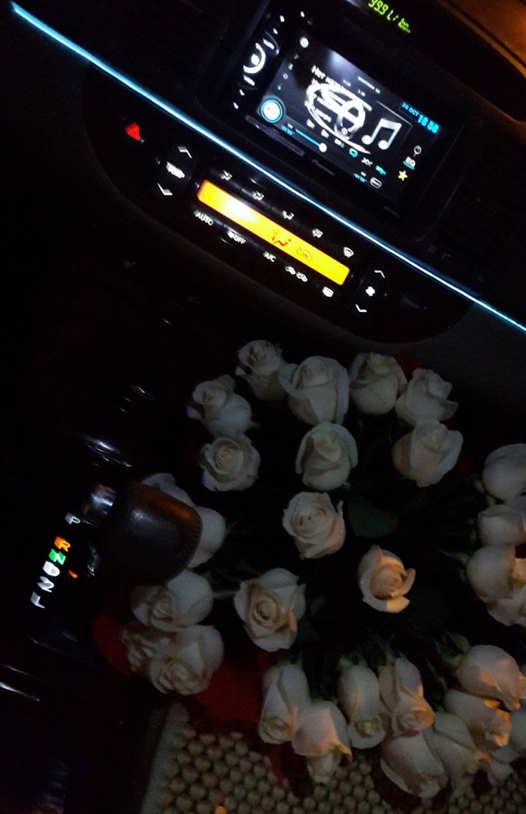 Цветы в машине ночью