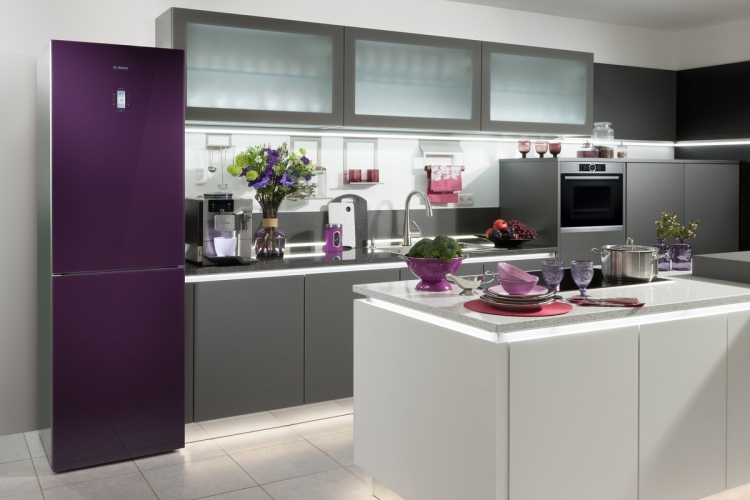 Черные холодильники в интерьерах кухонь