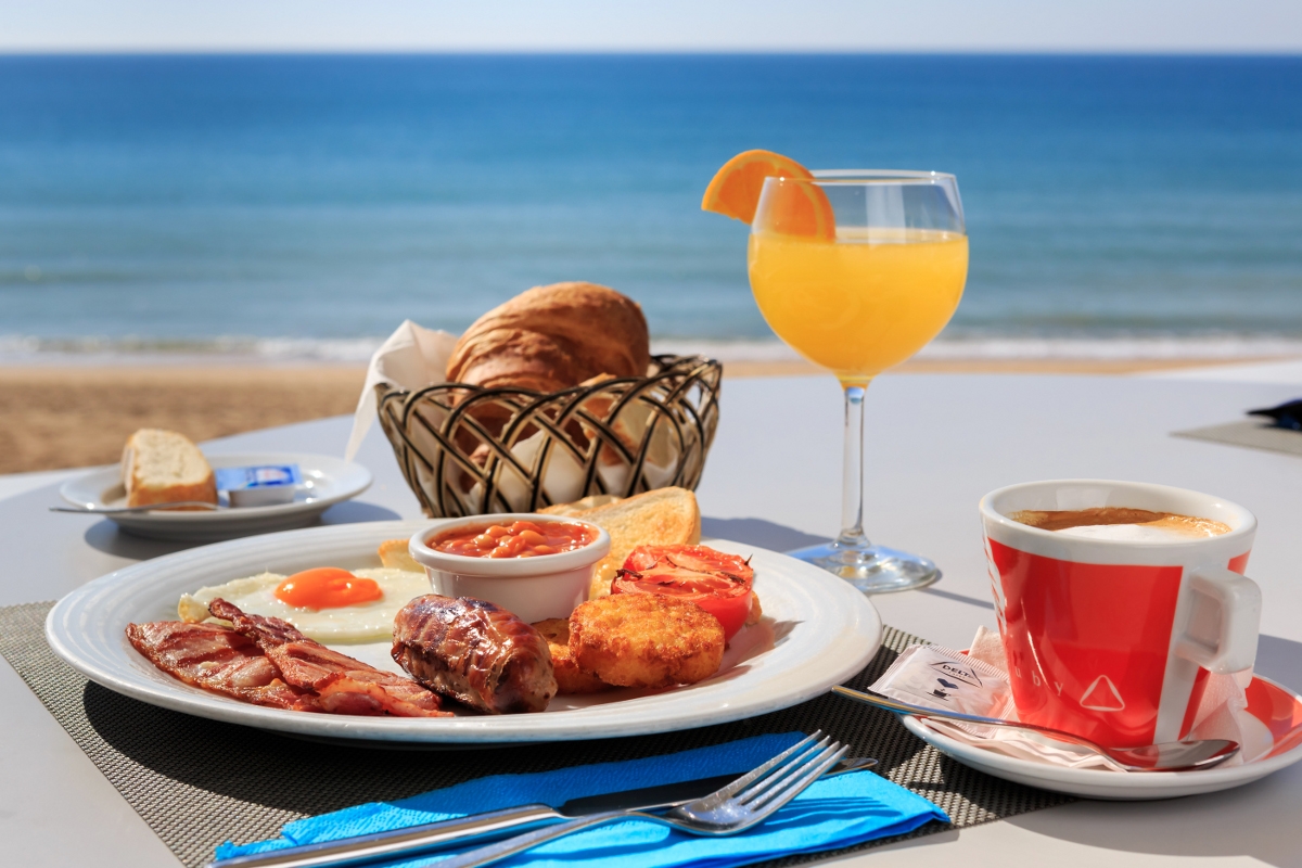 Sea breakfast. Завтрак с видом на море. Красивый завтрак на море. Завтрак на пляже. Завтрак на террасе с видом на море.