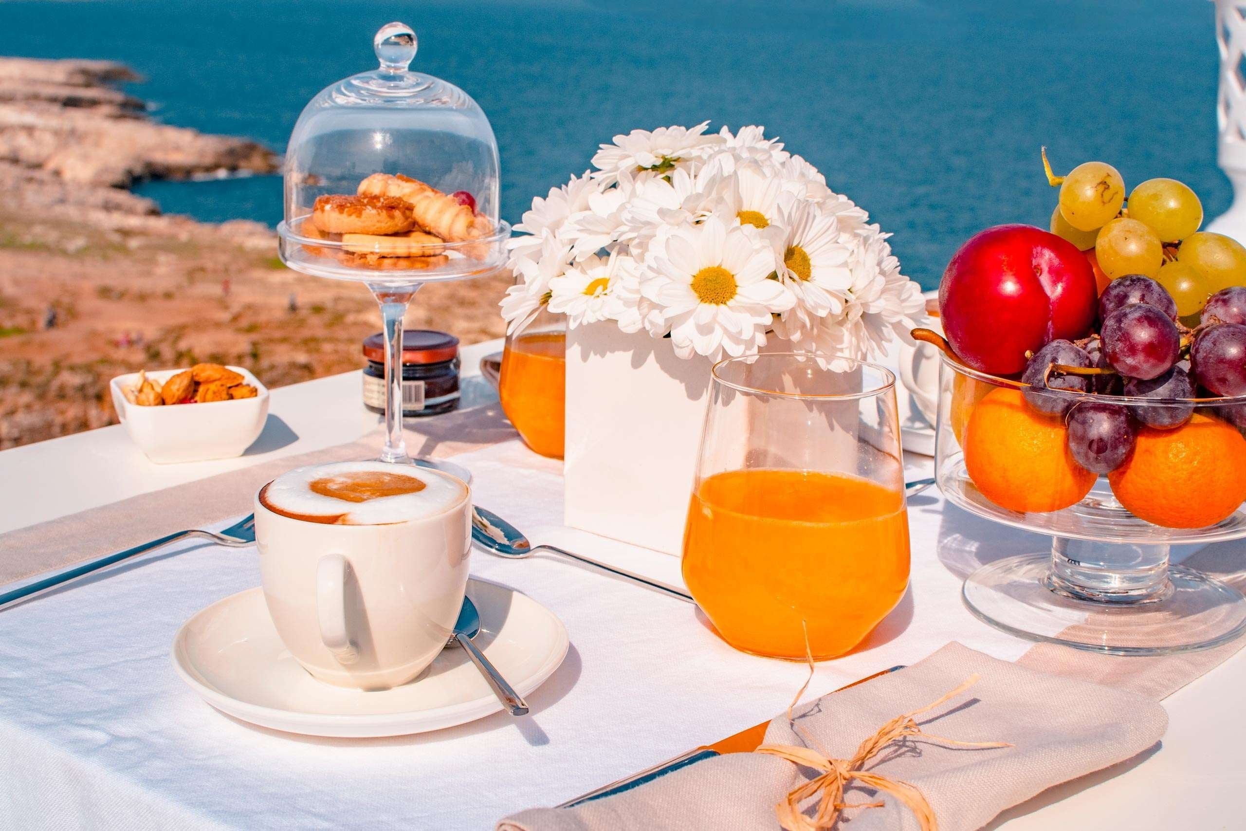 Красивая картинка море утро. Завтрак с видом на море. Утро на море. Летний завтрак. Доброе утро море.