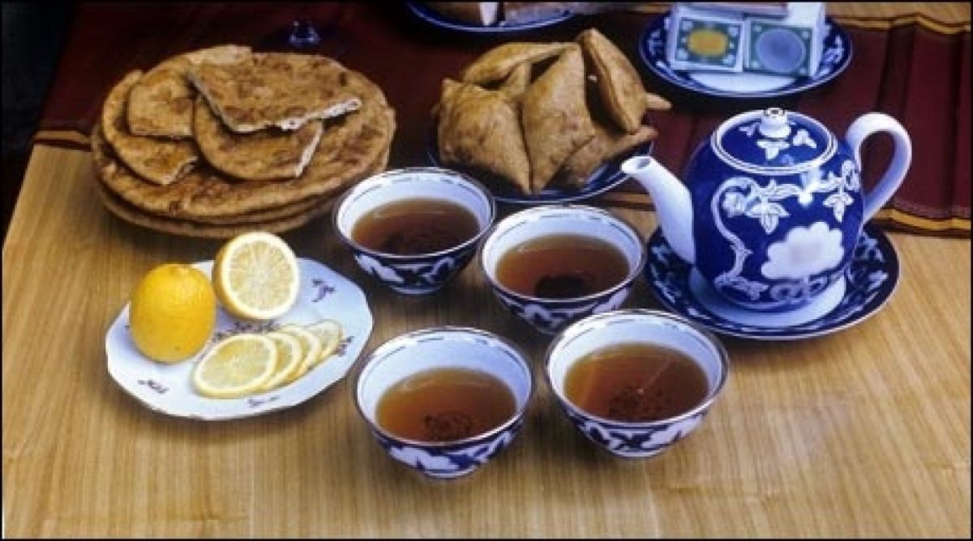 Выпил чашку чая съел сытный завтрак. Чойнак Чой. Чайная церемония в Казахстане. Чайная церемония в Киргизии. Угощения к чаю.
