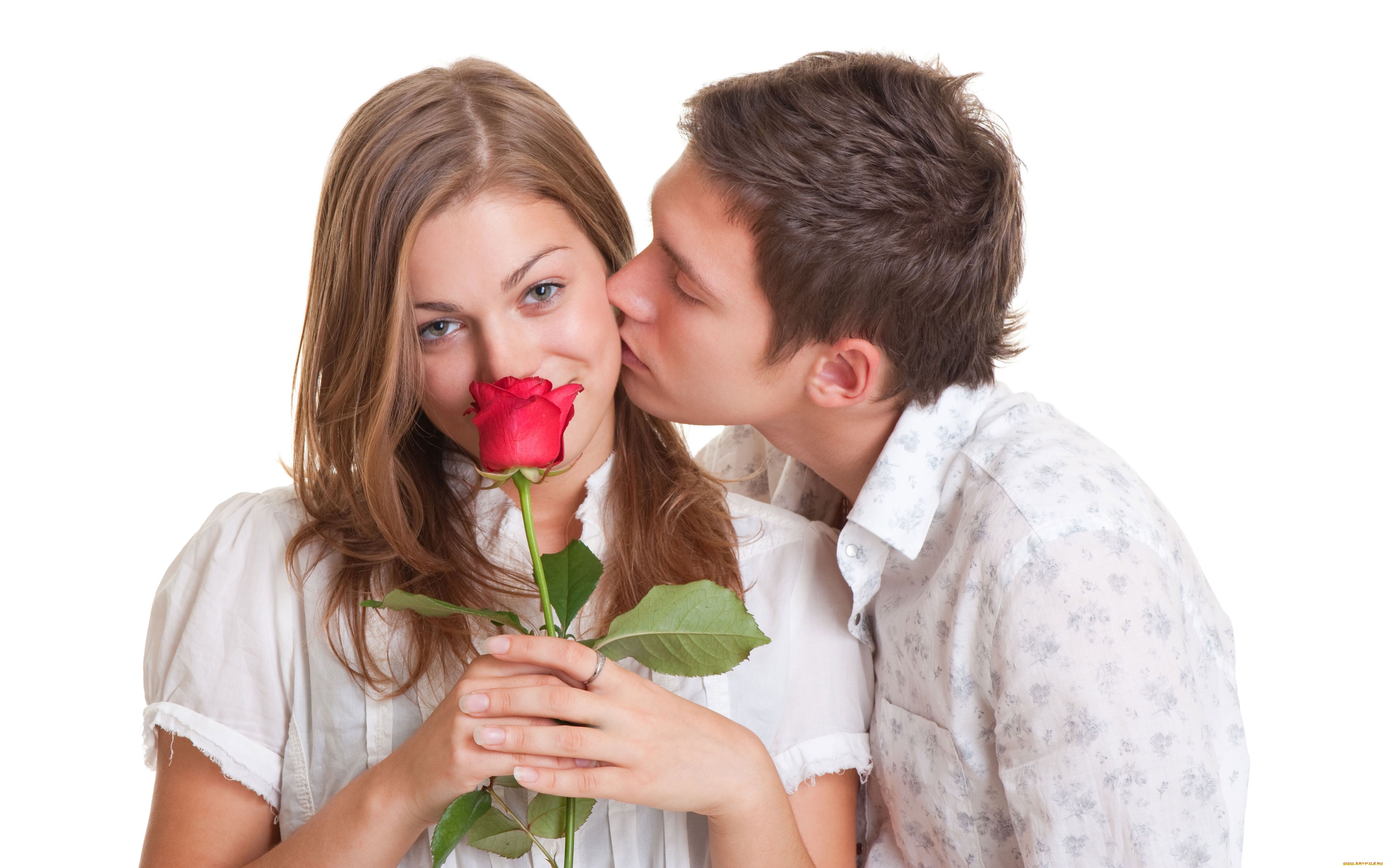 Поцеловать мужчину первой. Мужчина дарит цветы женщине. Парень дарит девушке цветы. Девушке дарят цветы. Влюбленный мужчина.