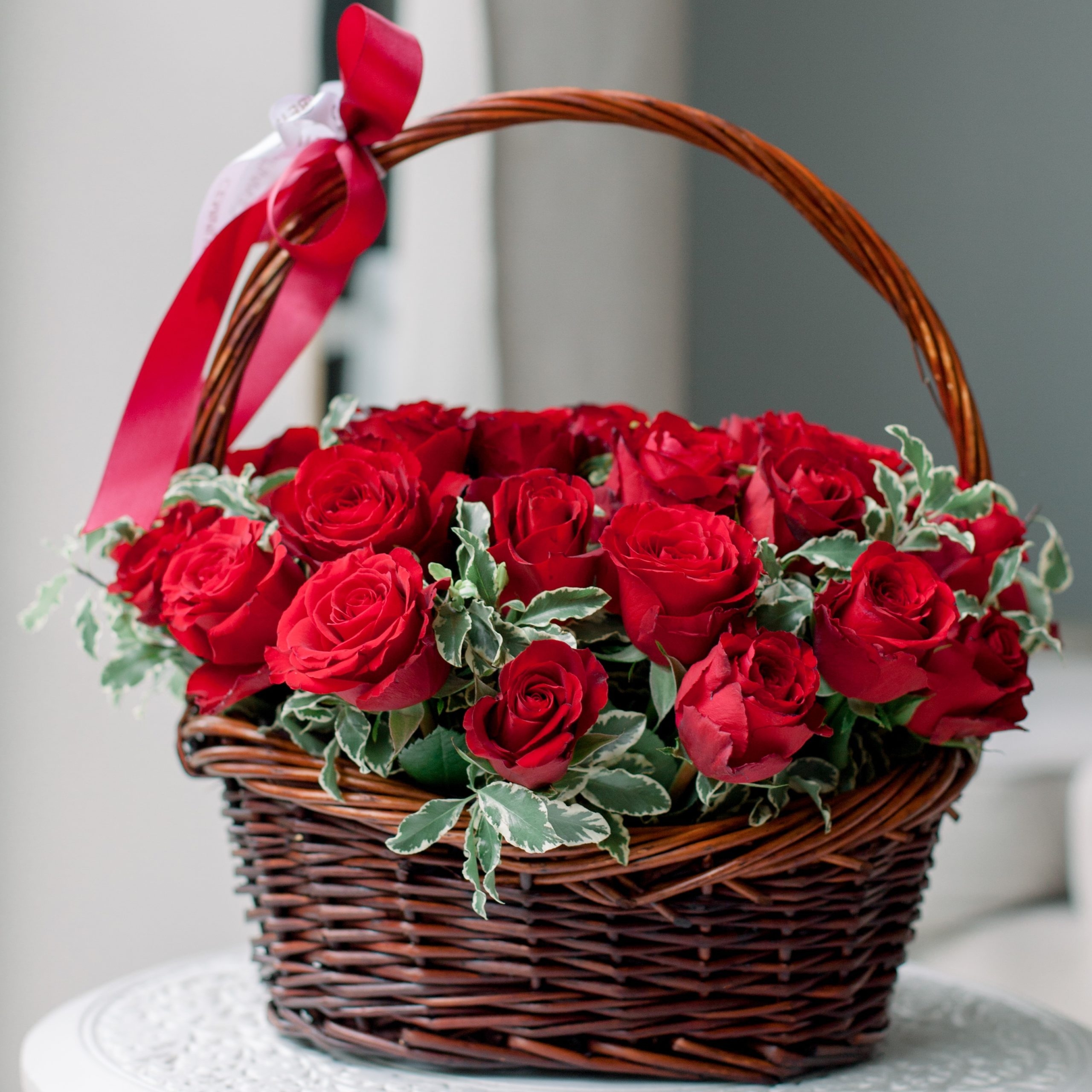 Корзина роз с днем рождения. Корзина цветов. Цветы в корзине. Корзина роз. Красивые корзины с цветами.