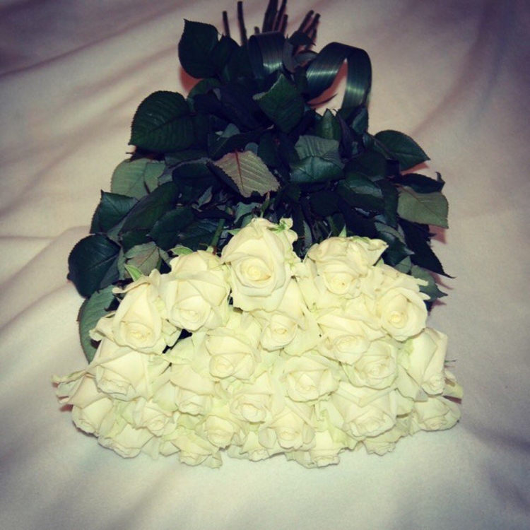 Открытка с днем рождения букет белых роз
