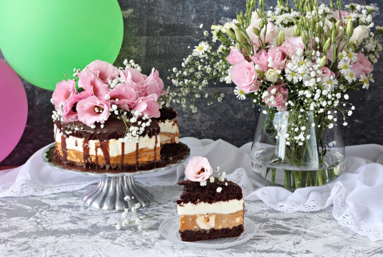 Открытка торт и цветы