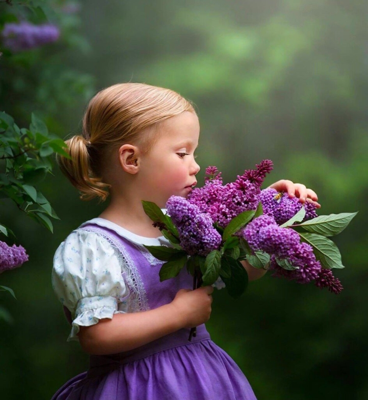 Открытка дети с цветами