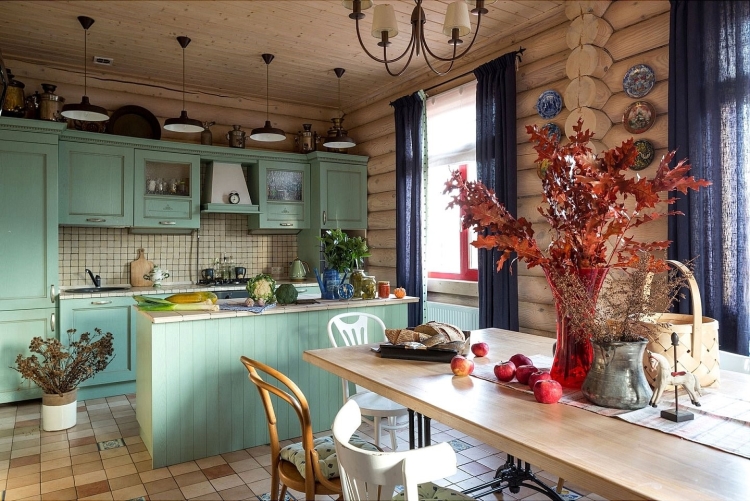 Интерьер кухни в деревянном доме