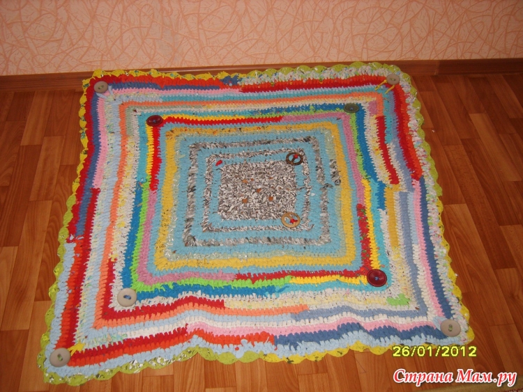 Квадратный коврик из старых вещей