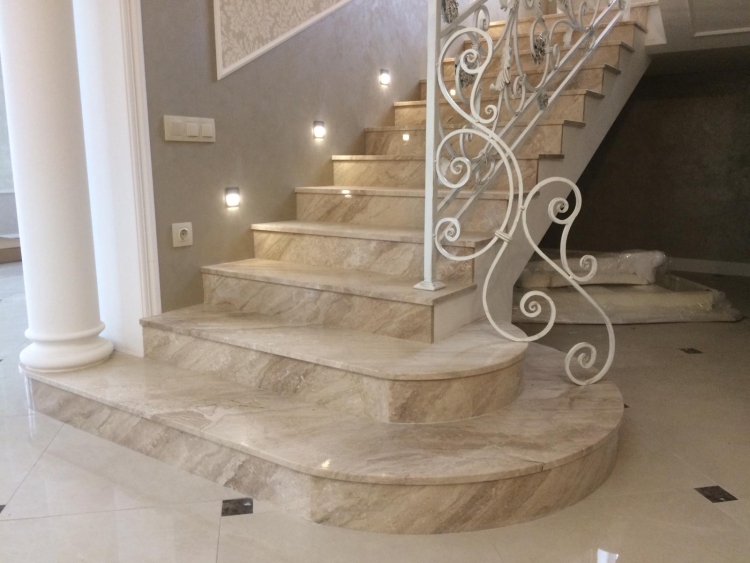 Ступени из мрамора Daino reale