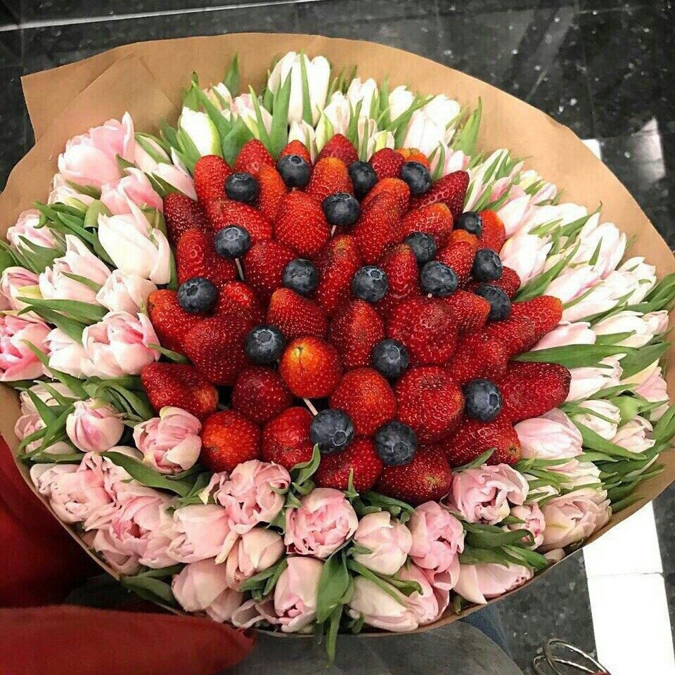 Тюльпаны съедобные. Букет с клубникой. Красивые фруктовые букеты. Букет с ягодами и цветами. Букет с клубникой и цветами.