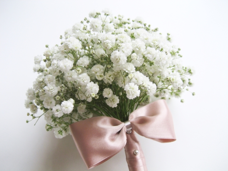 Букет невесты из гипсофилы и кустовых роз
