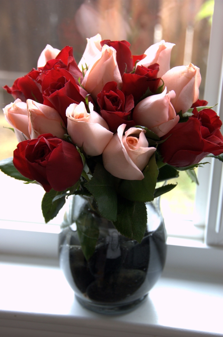 Букет цветов на столе дома