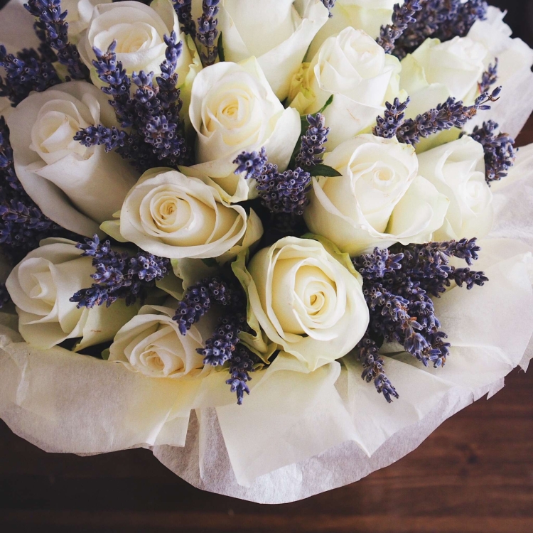 Букет с белыми розами и другими цветами