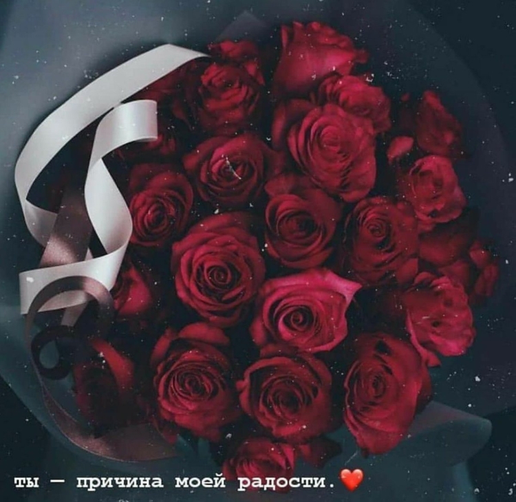 Букет роз красных ночью