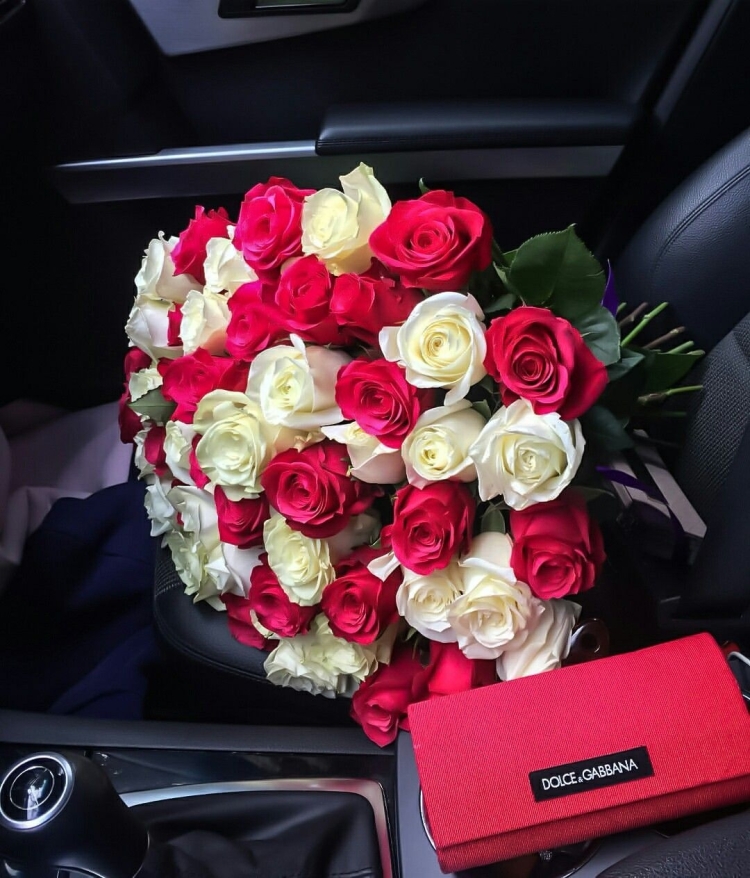 Букет роз красных в машине