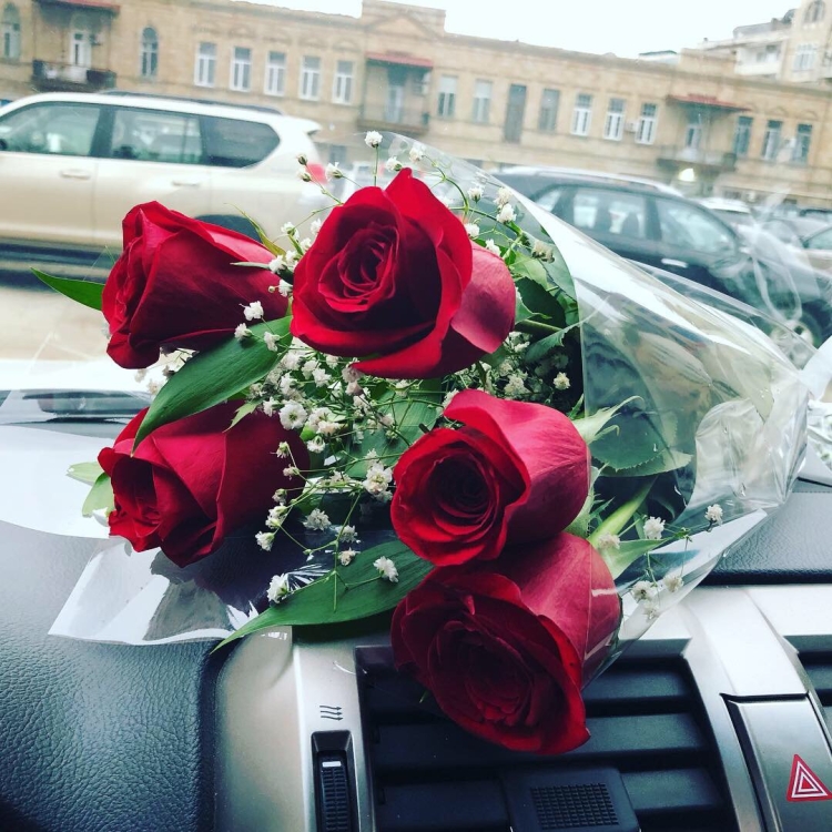 Букет цветов в машине