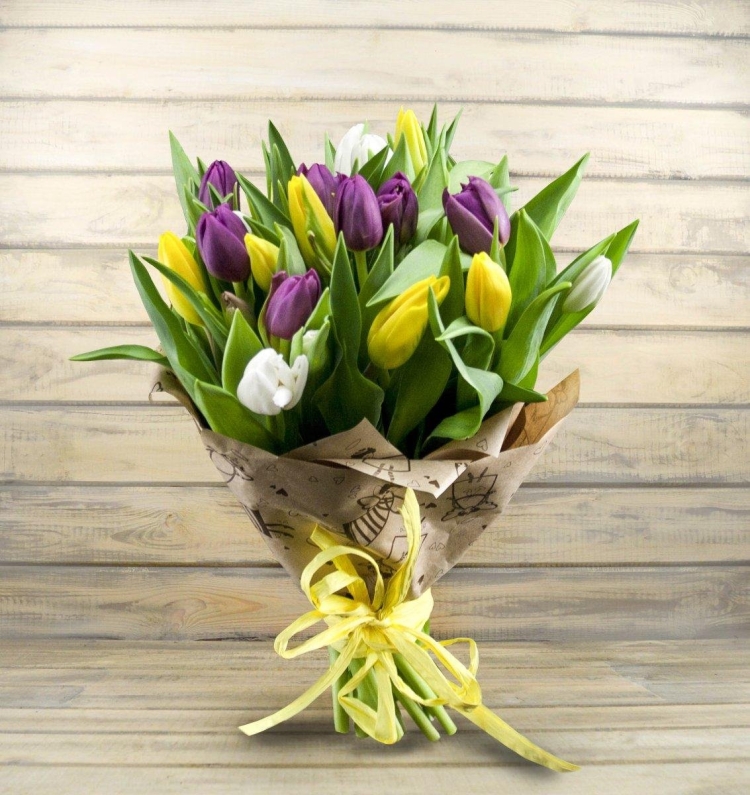 Букет с тюльпанами и другими цветами