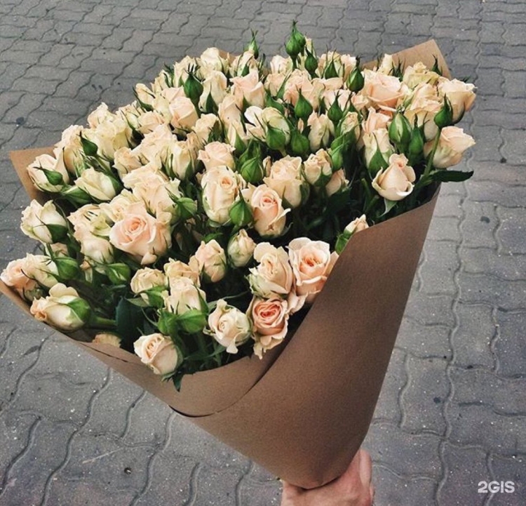 Букет в руках на улице
