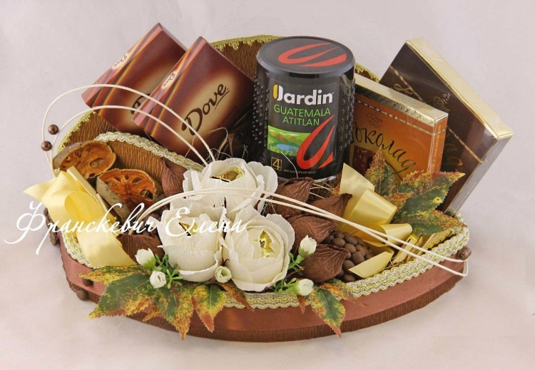 Композиция в корзине из конфет кофе чая