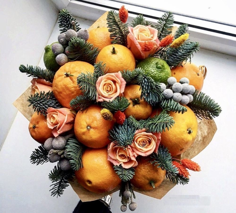 Красивый зимний букет из фруктов