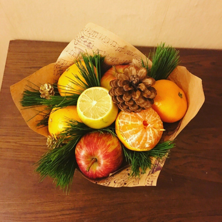 Букет из фруктов и еловых веток