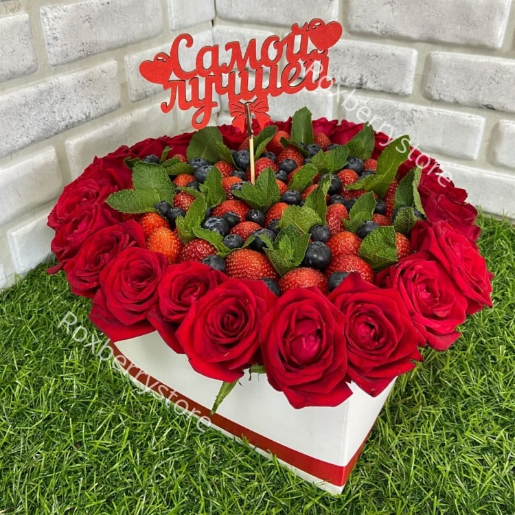 Сердце розы с клубникой
