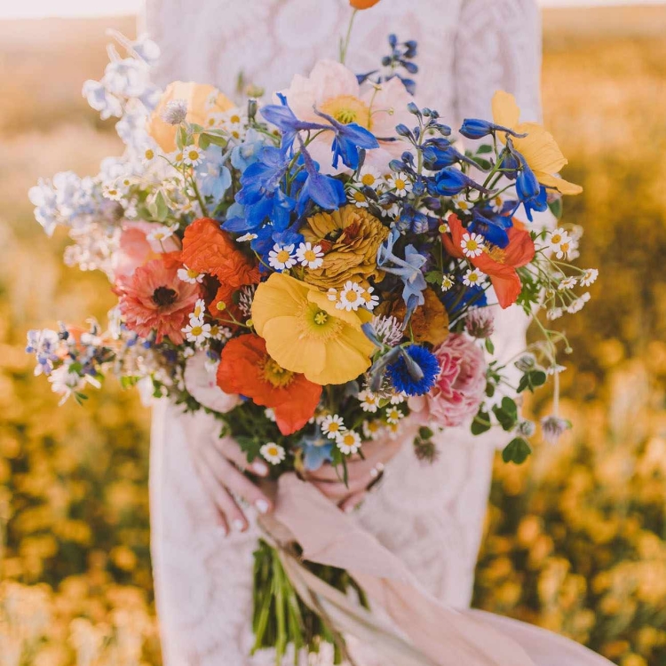 Свадебный букет из полевых цветов