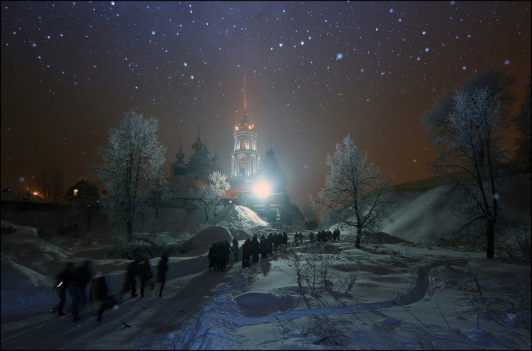 Церковь зимней ночью