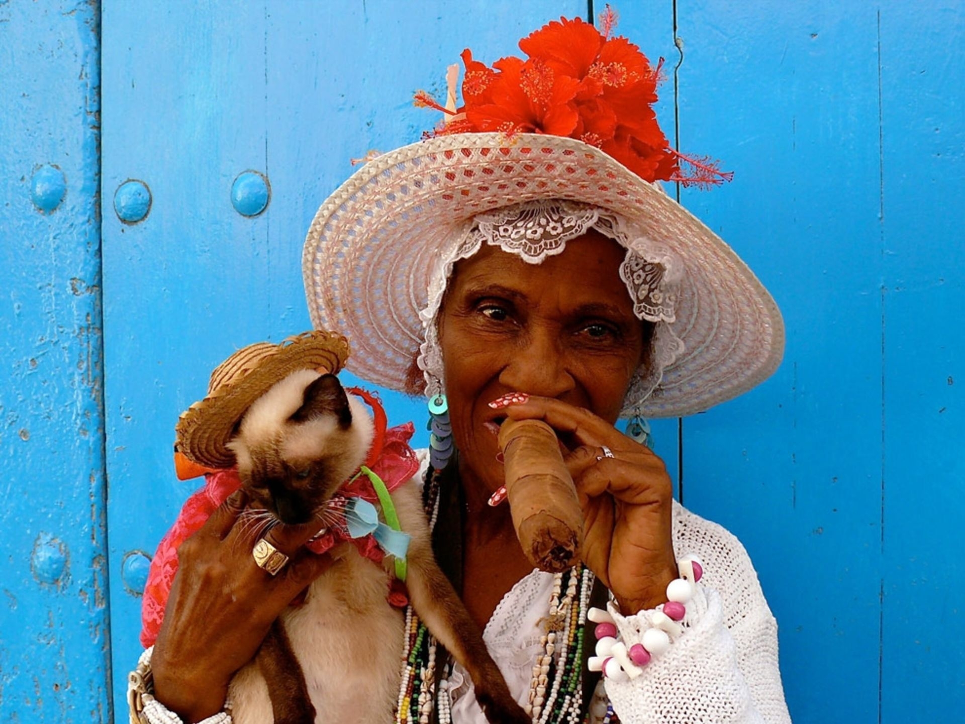 Настоящий кубинский. Куба Гавана Ром сигары кубинцы. Кубинские женщины. Кубинская женщина с сигарой. Кубинка с сигарой.